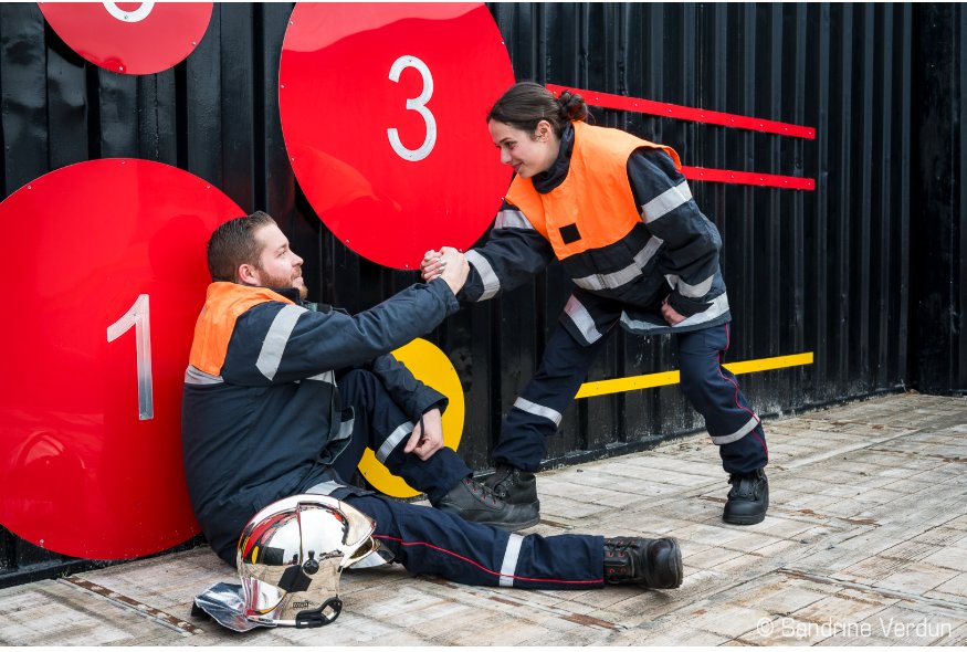 Camion et équipe de sapeurs-pompiers, esprit d'équipe et solidarité